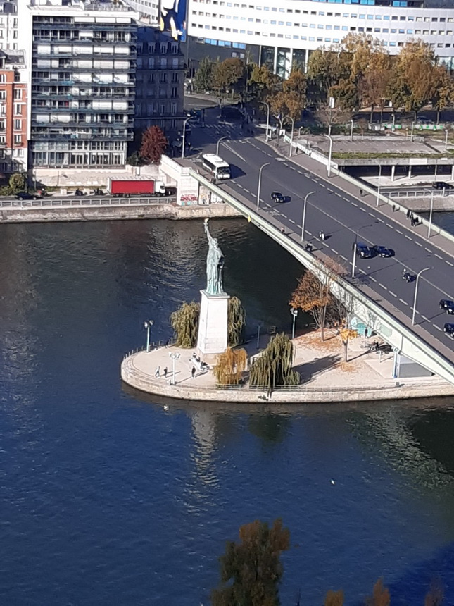 statua libertà a parigi grenelle